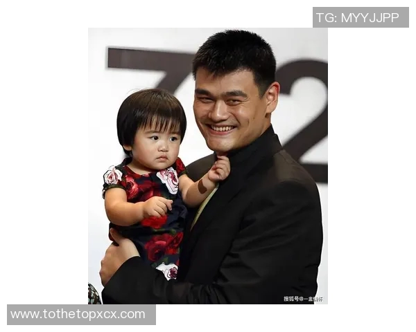 姚明妈妈带着儿子的篮球梦想走上街头展现母爱的力量与坚持