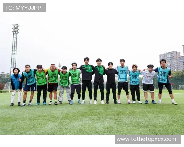 足球明星齐聚一堂精彩瞬间大合影展现绿茵场上的荣耀与友谊