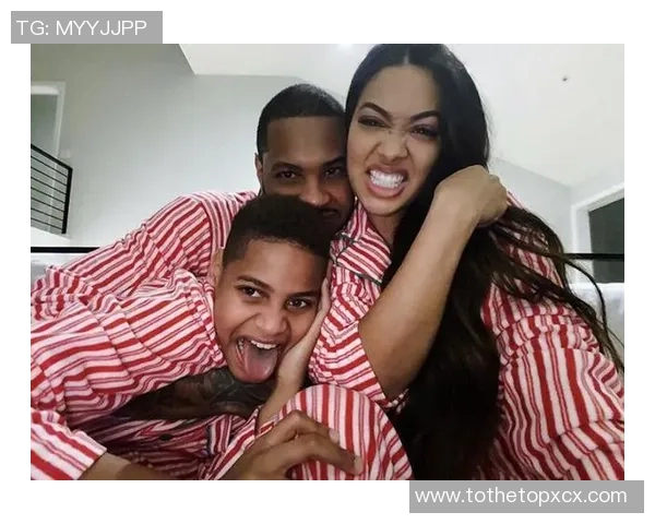 足球明星晒女友美照引热议网友纷纷点赞称羡慕不已